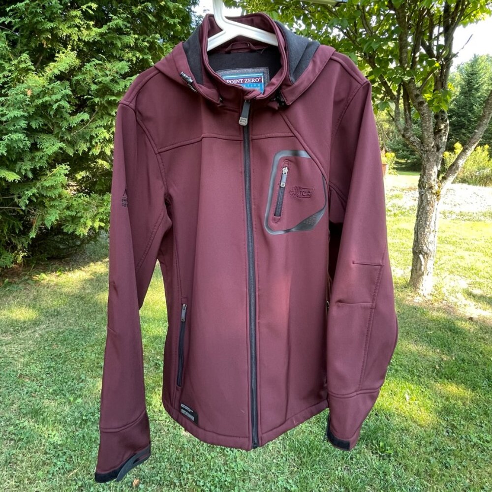 Point Zero mid-season hooded jacket for men. Plum color. Size L.